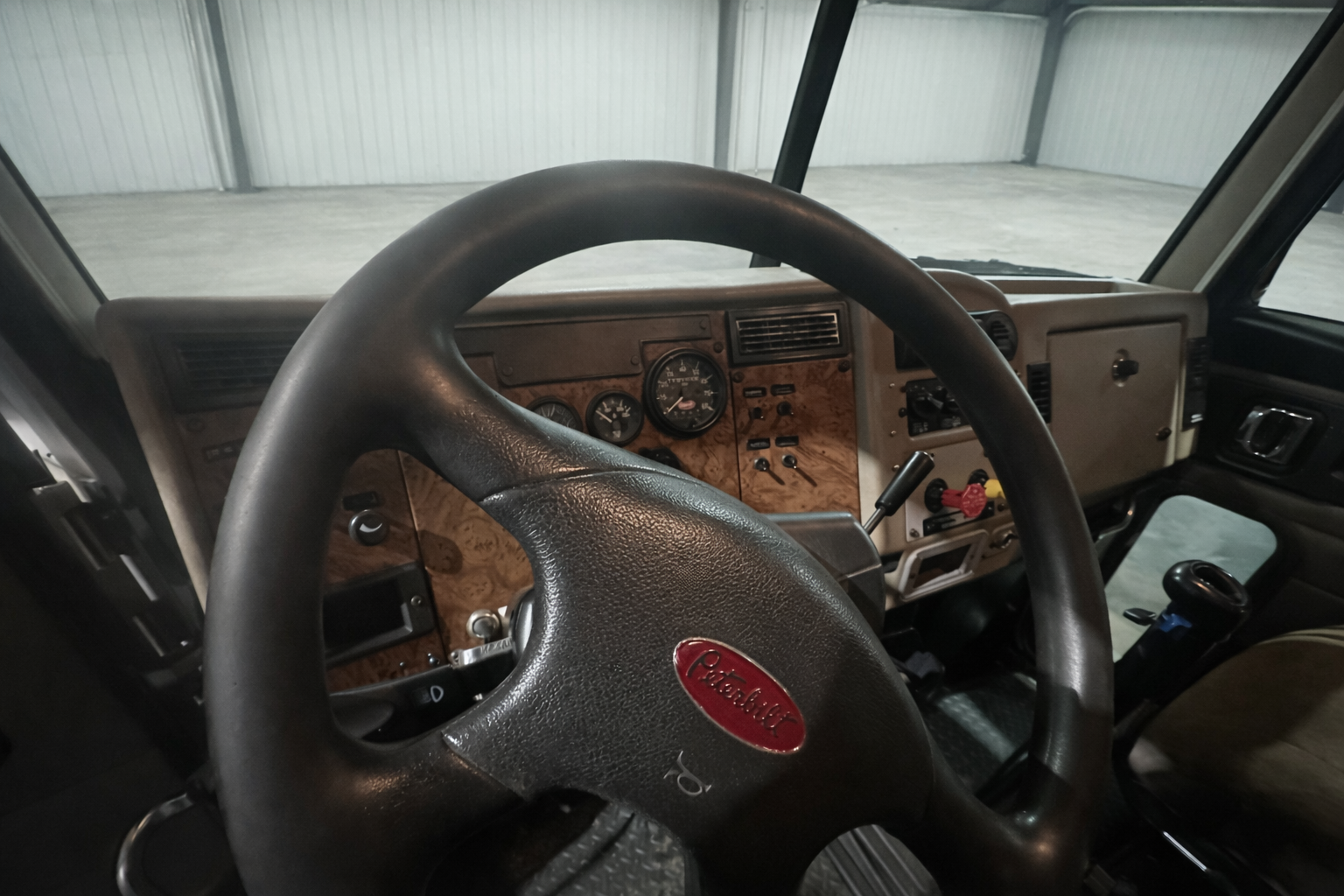 2005 PETERBILT 335 - Image 32